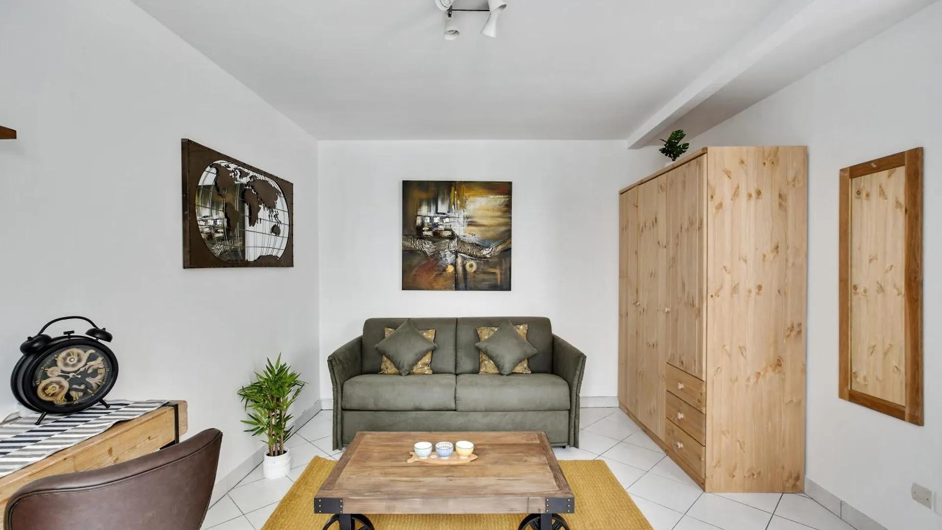 Chic Studio With Terrace In Paris contacts